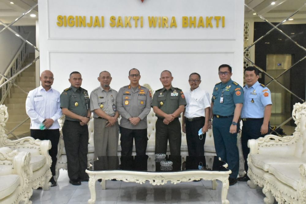 Lesbian egizaklar xxx rasmlar Xotin uchun boy sovga