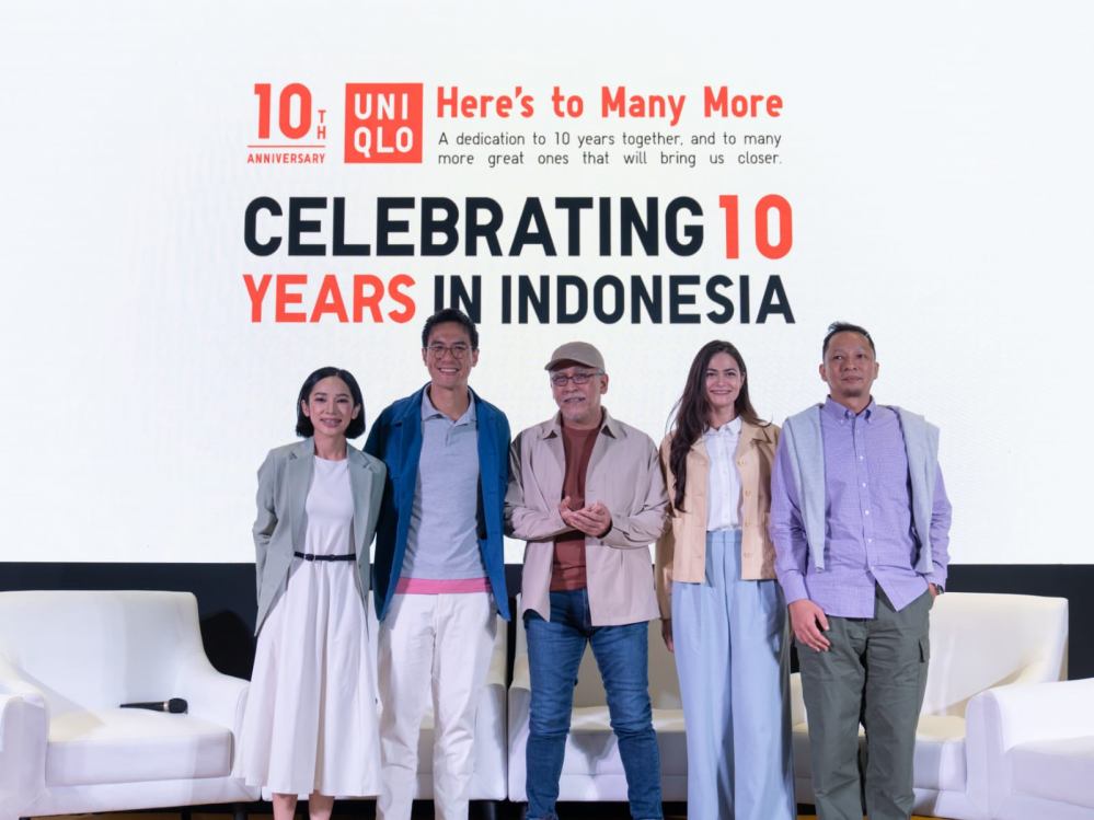 Teks foto: Lisqia Lalantika, Marketing Manager UNIQLO Indonesia  (kiri) bersama Ringgo Agus Rahman (kanan),  Sabai Dieter (kedua dari kanan), Iwan Fals (ketiga dari kanan), Daniel Mananta (kedua dari kiri).